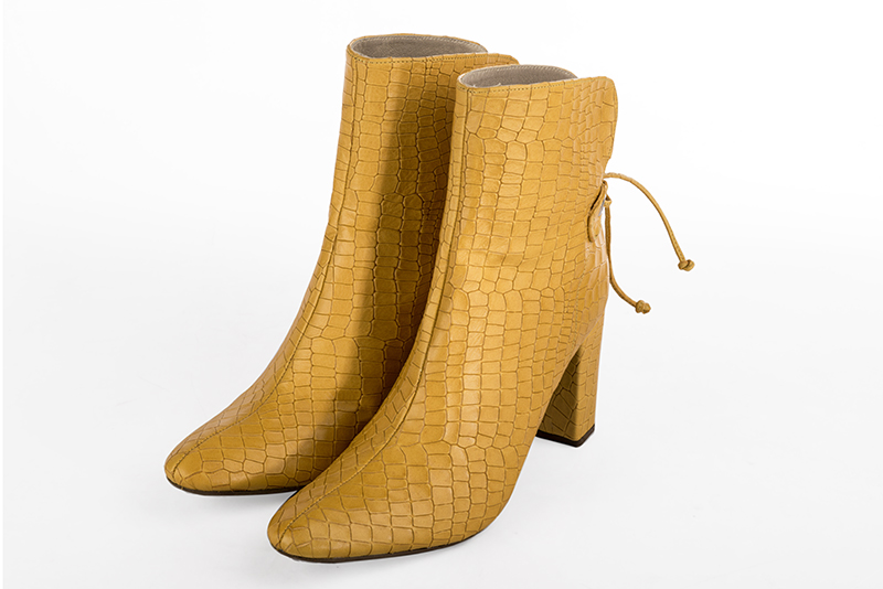Mustard yellow women's ankle boots with laces at the back. Round toe. High block heels. Front view - Florence KOOIJMAN